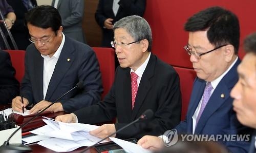 새누리당 김희옥 혁신비상대책위원장(왼쪽 두 번째) 연합뉴스