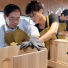 [서울포토] 나무상자 만드는 박원순 서울시장