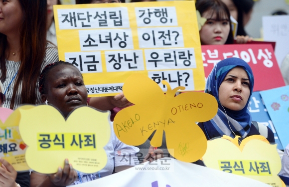 20일 서울 종로구 주한일본대사관 앞에서 열린 일본군 위안부 문제해결을 위한 수요집회가 아시아.아프리카 여성 NGO리더들이 참석한 가운데 열리고 있다. 정연호 기자 tpgod@seoul.co.kr