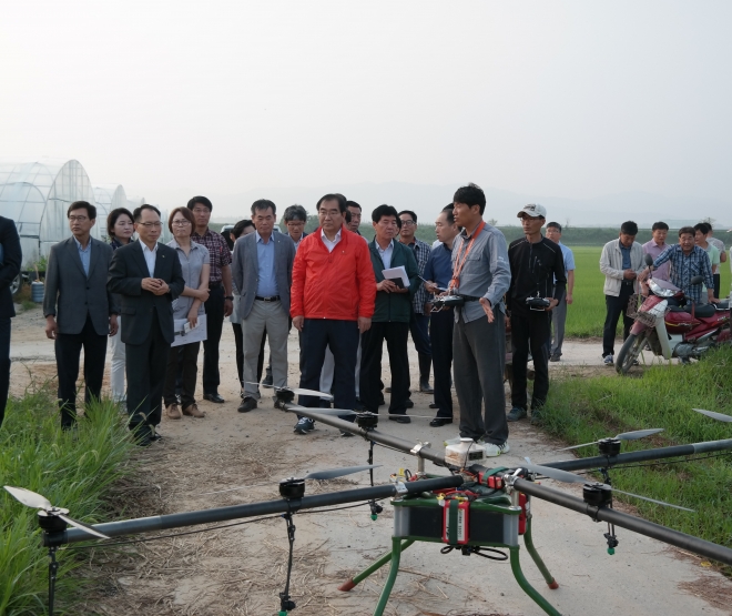 이승훈 청주시장과 드론