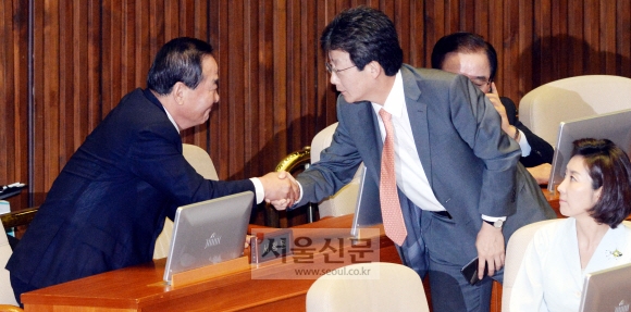 새누리당 서청원 의원(왼쪽)과 유승민 의원이 20일 국회 본회의장에서 열린 사드 관련 긴급현안 질문에서 악수하고 있다.  이종원 선임기자 jongwon@seoul.co.kr