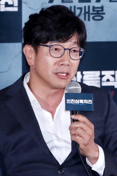 질문에 답하는 배우 박철민