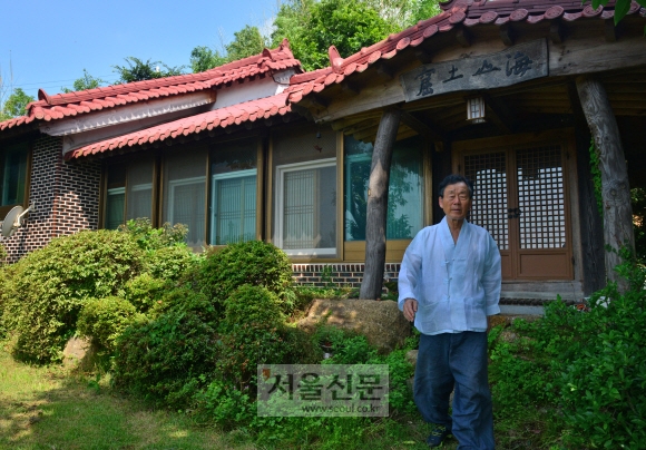 작가 한승원(오른쪽)과 그의 집필실인 ‘해산토굴’이다. 담장도 대문도 없어 누구나 찾아갈 수 있다.