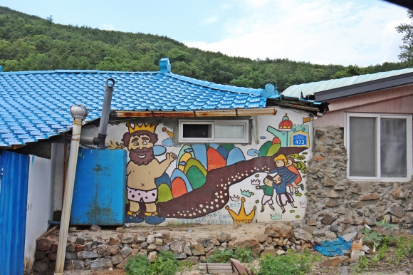 마을 주민들이 직접 그린 벽화. ‘백설공주’, ‘벌거벗은 임금님’ 등 동화를 모티브로 하고 있다. 소박하면서도 친근한 그림체가 눈길을 끈다.