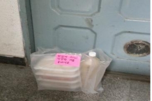 장애인 딸과 힘겹던 엄마, 그집 앞에 반찬·음료… 이웃 사랑이 쌓였습니다