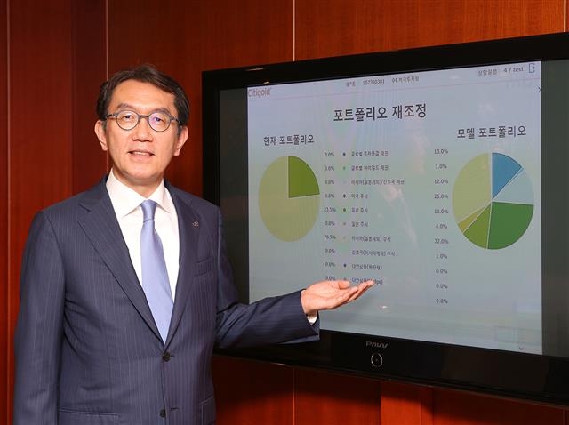 박진회 한국씨티은행장이 서울 종로 본점에서 자산관리 상담 시스템인 TWA를 직접 시현하며 설명하고 있다. 한국씨티은행 제공