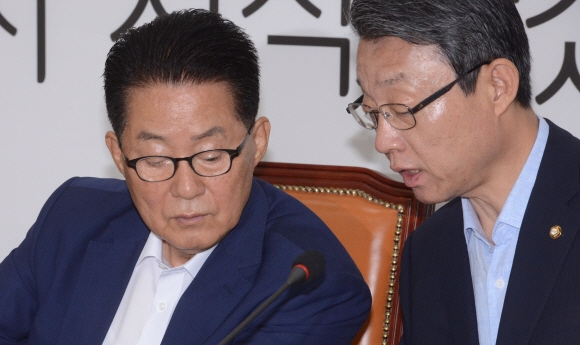 국민의당 박지원 비대위원장과 김성식 정책위의장이 22일 국회에서 열린 비대위원회의에서 이야기하고 있다. 이종원 선임기자 jongwon@seoul.co.kr