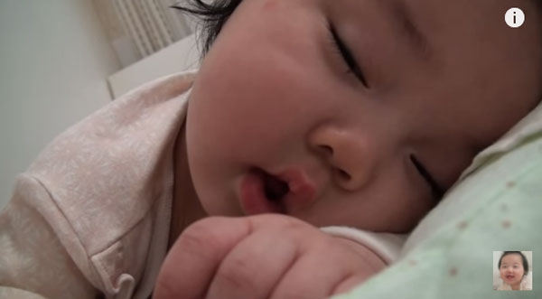 ‘와~ 엄마다 근데 졸려’ 자다 깨다 웃는 아기