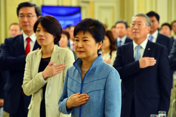 박근혜 대통령이 22일 청와대 영빈관에서 열린 중견기업인 격려오찬에서 국민의례를 하고 있다.  안주영 기자 jya@seoul.co.kr
