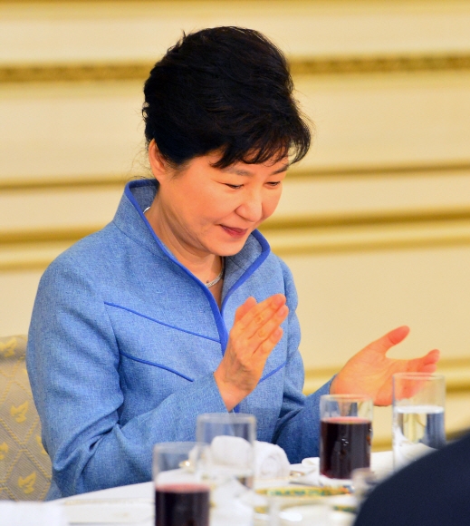 박근혜 대통령이 22일 청와대 영빈관에서 열린 중견기업인 격려오찬에서 박수를 치고 있다. 안주영 기자 jya@seoul.co.kr