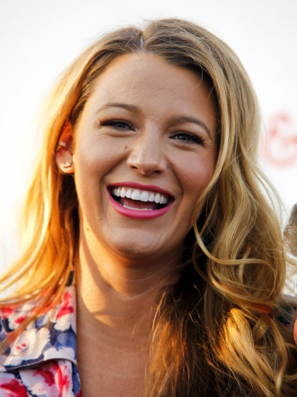 블레이크 라이블리가 21일(현지시간) 미국 뉴욕의 브루클린 브리지 파크에서 열린 아기옷 브랜드 ‘Cat&Jack’ 론칭 이벤트에 참석해 포토월에서 포즈를 취하고 있다. AP 연합뉴스