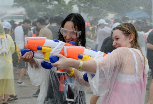[서울포토] ‘시원하게 쏘세요~’