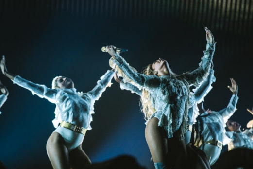 팝스타 비욘세가 24일(현지시간) 덴마크 코펜하겐의 텔리아 파르켄에서 열린 ‘포메이션 월드 투어(Formation World Tour)’에서 멋진 공연을 선보이고 있다.<br>AP 연합뉴스