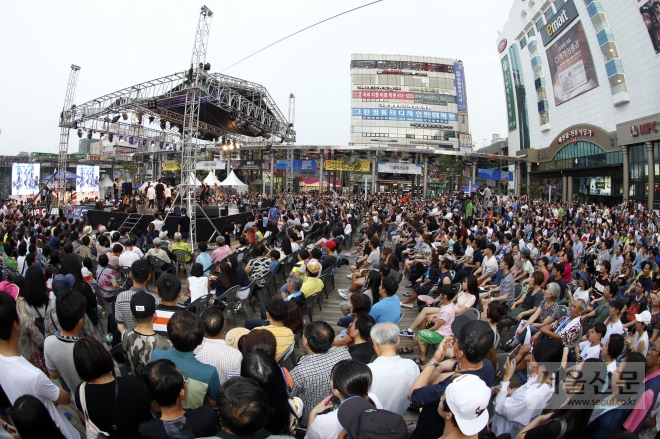 지난 24일 부천 마루광장에서 무덥고 습한 날씨에도 1000여명의 관객이 들어찬 가운데 제1회 부천세계비보이대호 배틀전 월드파이널이 열리고 있다. 부천시 제공