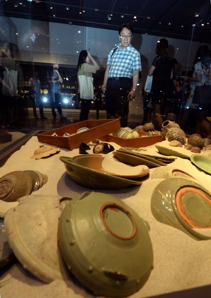 25일 관람객들이 서울 용산구 서빙고로 국립중앙박물관에서 ‘신안해저선에서 찾아낸 것들’ 발굴 40주년 기념 특별전을 관람하고 있다. 박윤슬 기자 seul@seoul.co.kr