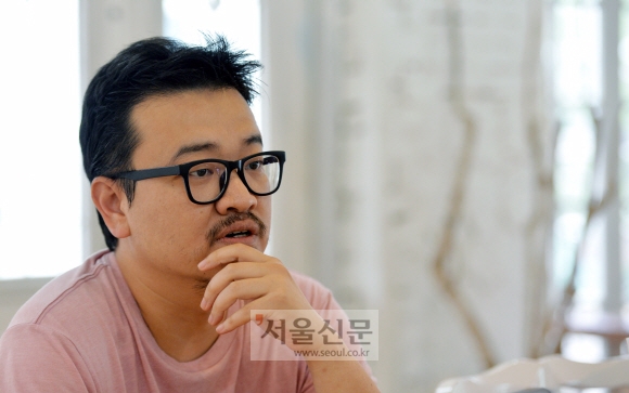 연상호 감독은 웹툰 ‘송곳’의 최규석 작가와 상명대 동창으로 둘도 없는 절친이다. 편의점 앞에서 맥주 한 캔씩 놓고 작품 이야기를 하다 보면 10시간이 모자랄 사이였는데 요즘은 서로 바빠 자주 보지는 못한다고. 그래도 ‘부산행’의 결정적인 배경음악으로 쓰인 하와이 민요 ‘알로하오에’를 최 작가가 추천해 줬다고 고마워했다. 손형준 기자 boltagoo@seoul.co.kr