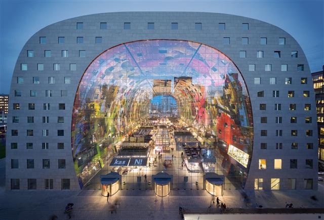 네덜란드 로테르담의 마켓홀. 시장과 공동주거를 결합한 놀라운 건축물이다. 서울역 고가를 설계한 MVRDV가 설계했다. ⓒOssip van Duivenbode