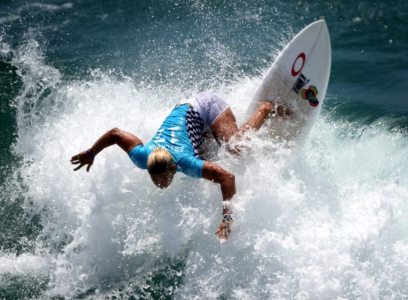 미국 캘리포니아주 헌팅턴 비치에서 열리고 있는 US 오픈 서핑대회에 참가한 미국의 세이지 에릭슨(Sage Erickson)이 1라운드 경기를 펼치고 있다. 이 대회는 서핑 월드컵과 같은 세계적인 대회로 올해로 57주년을 맞이했다.  AFP 연합뉴스