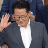[서울포토] 회의실 들어서는 박지원