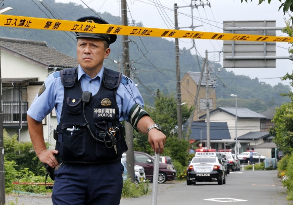 일본 장애인 시설 괴한 칼부림 사건 현장 지키는 일본 경찰관