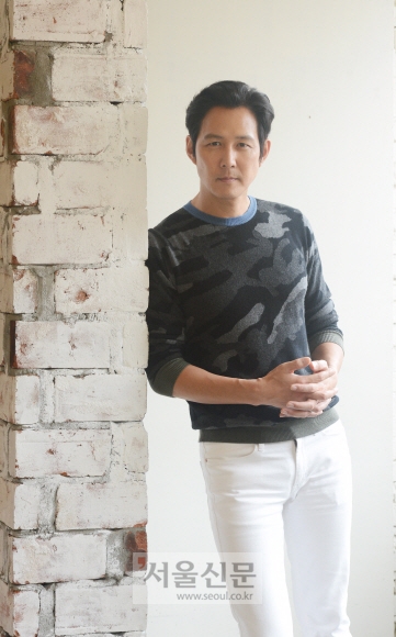 이정재는 최근 ‘20년 지기’ 정우성과 함께 매니지먼트사를 세웠다. 자신들이 미리 맛본 경험이 후배들, 특히 신인들에게 도움이 될까 싶어서란다. ‘태양은 없다’(1999) 이후 첫 공동 프로젝트가 성사될지에도 관심이 쏠린다. 함께 조조영화를 그것도 스위트박스에서 즐겨 본다는 이정재는 정우성이 ‘대표님’이 되어 영원히 말을 못 놓게 됐다고 웃었다. 안주영 기자 jya@seoul.co.kr