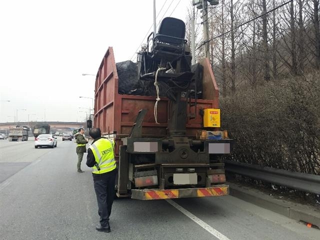 지난해 정비 기간 당시 무단 방치 오토바이를 수거하는 장면. 마포구 제공