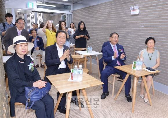 문석진(앞줄 왼쪽 두 번째) 서울 서대문구청장이 26일 서대문구 창작놀이센터 개관식에서 통기타 공연을 보며 즐거워하고 있다. 최해국 선임기자 seaworld@seoul.co.kr