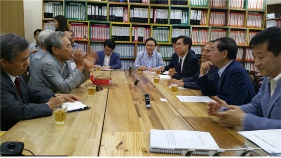 26일 탄천나들목 폐쇄와 관련해 송파구 지역대표단이 박원순 서울시장을 방문, 최명길 국회의원, 진두생 시의원이 참석한 가운데 반대의견을 개진하고 있다.