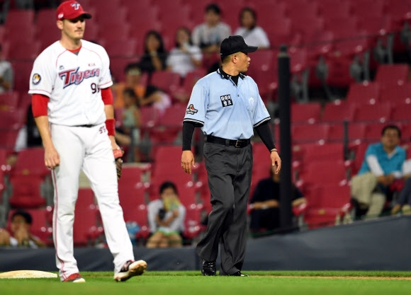 덕아웃으로 사라진 주자… 심판도 상대방도 어리둥절 