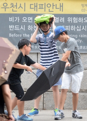 ‘비는 오는데 우산은 하나’