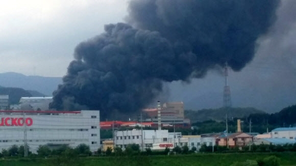일 오후 6시께 경남 양산시 유산동 유산공단 내 한 제조업체에서 불이 나 소방당국이 진화에 나섰다.  독자 제공=연합뉴스