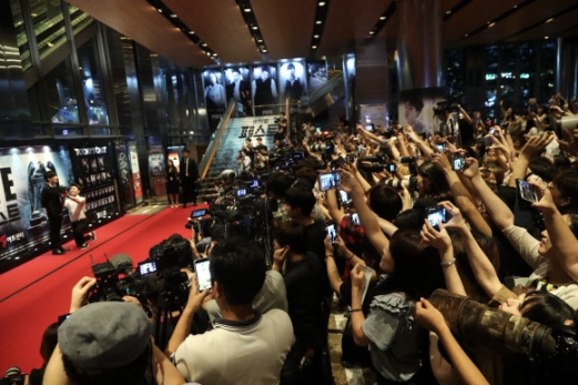 가수 서태지가 27일 오후 서울 강남구 역삼동 LG아트센터에서 열린 뮤지컬 ’페스트’ 포토콜 행사에 모습을 드러내자 취재진과 팬들이 몰려들고 있다. <br>연합뉴스