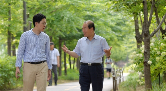 박홍섭(오른쪽) 서울 마포구청장이 지난 26일 대흥동 구간의 경의선 숲길을 유대근 기자와 함께 걸으며 구의 공원 정책에 대해 설명하고 있다. 손형준 기자 boltagoo@seoul.co.kr