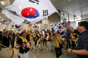 대한민국 선수단 리우 입성…교민들 ‘꽹과리·북’ 열렬한 환영