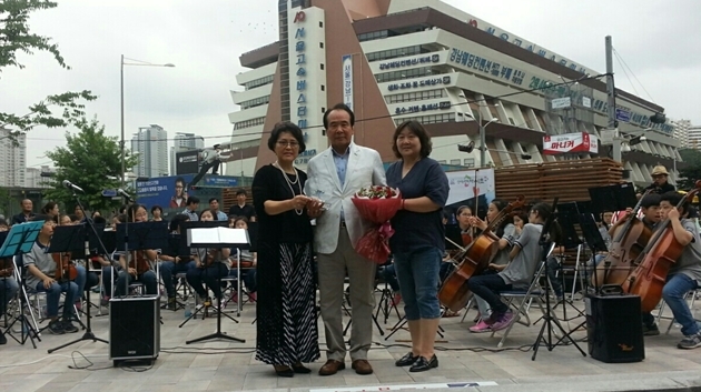 김진영 서울시의원(가운데)이 지난 6월 30일 고속터미널역 친수공원 준공기념식서 주민자치위원회로부터 감사패를 받고 있다.