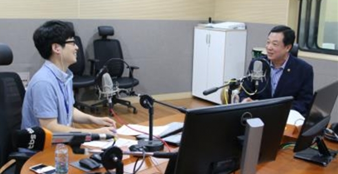 이성희 서울시의원(오른쪽)이 tbs에 출연해 서울시의 문화관광정책에 대해 설명하고 있다.