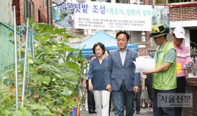 이필운 안양시장이 지난 26일 열린 안양5동 ‘우리 동네 어울림 텃발’ 개소식에 참석, 새로 조성된 골목길을 둘러보고 있다. 안양시 제공 