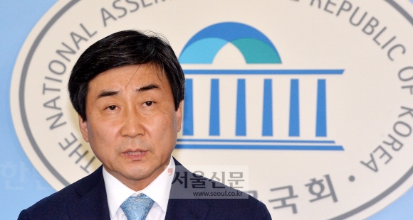 더불어민주당 이종걸 의원이 28일 국회에서 당대표 후보로 나선다는 뜻을 밝히고 있다.  이종원 선임기자 jongwon@seoul.co.kr