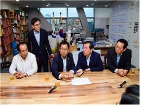 27일 송파주민들과 갈등을 빚어온 탄천나들목 폐쇄여부문제에 대해 박원순 시장(오른쪽 두번째)이 강감창 시의회 새누리 원내대표(오른쪽 세번째) 등 시의원들과 함께 대안을 논의하고 있다.