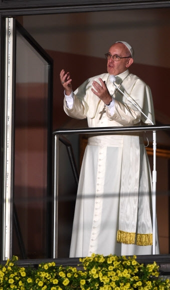 교황 “IS 신부 살해, 종교전쟁 아니다”