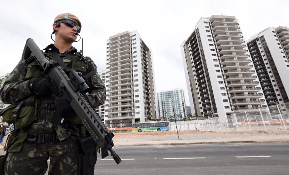 브라질 리우 올림픽 개막을 8일 앞두고 있는 보안등급이 한층 강화되고 있는 28일(현지시각) 선수촌 인근에 군병력이 증원되고 있다.  리우데자네이루=올림픽사진공동취재단