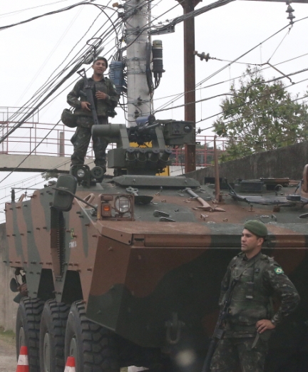[서울포토] ‘테러는 없다’… 올림픽 앞두고 상엄한 경비 펼치는 브라질군