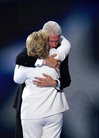 28일(현지시간) 미국 펜실베이니아주 필라델피아에서 열린 민주당 전당대회마지막 날 행사에서 힐러리 클린턴 민주당 대선후보와 빌 클린턴 전 대통령이 포옹을 하고 있다. AFP 연합뉴스