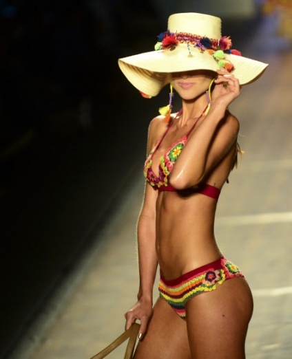28일(현지시간) 콜롬비아 안티오키아주 메델린에서 열린  ‘콜롬비아모다 패션쇼(Colombiamoda fashion show)’에서 모델이 아구아 벤디타의 수영복을 선보이고 있다.<br>AFP 연합뉴스
