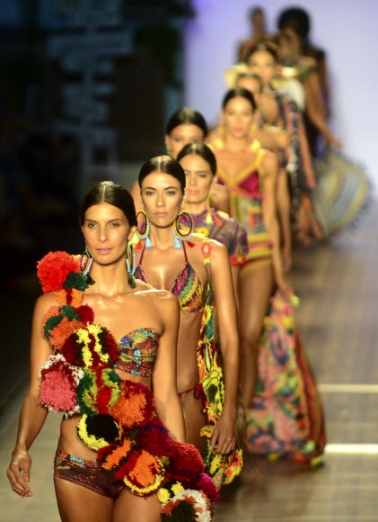 28일(현지시간) 콜롬비아 안티오키아주 메델린에서 열린  ‘콜롬비아모다 패션쇼(Colombiamoda fashion show)’에서 모델들이 아구아 벤디타의 수영복을 선보이고 있다.<br>AFP 연합뉴스