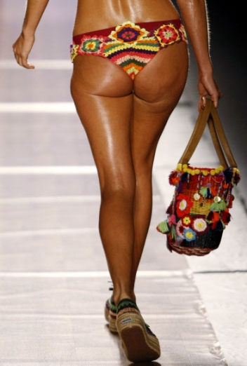 28일(현지시간) 콜롬비아 안티오키아주 메델린에서 열린  ‘콜롬비아모다 패션쇼(Colombiamoda fashion show)’에서 모델이 아구아 벤디타의 수영복을 선보이고 있다.<br>EPA 연합뉴스