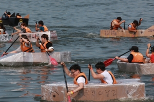 종이 상자로 직접 만든 배 타고 한강 건넌다