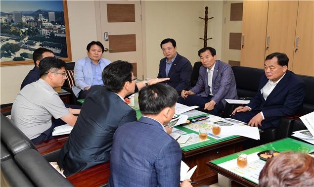 이성희 서울시의회 문화체육관광위원장이 28일 정양석 국회의원, 김학진 서울시 도시계획국장 등과 함께 강북 파인트리개발 대책에 대해 논의하고 있다.