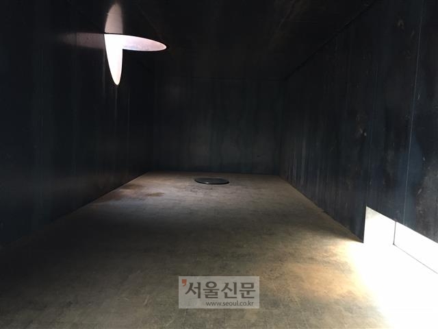 석 미술관 내부. 따뜻한 빛이 바닥의 돌을 비추는 모습이 고요하다. 함혜리 기자