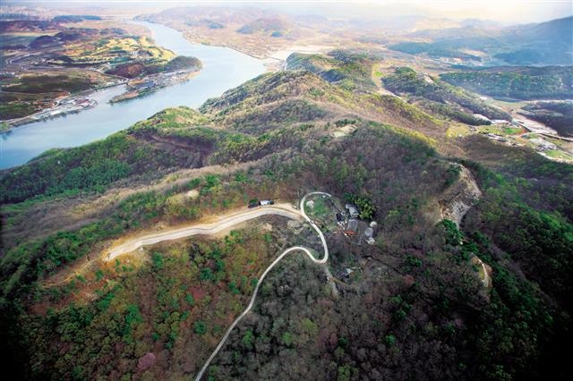 충주 장미산성. 출토된 토기와 기와 조각으로 백제·고구려·신라가 차례로 이 성을 차지해 경영했음을 알 수 있다.  문화재청